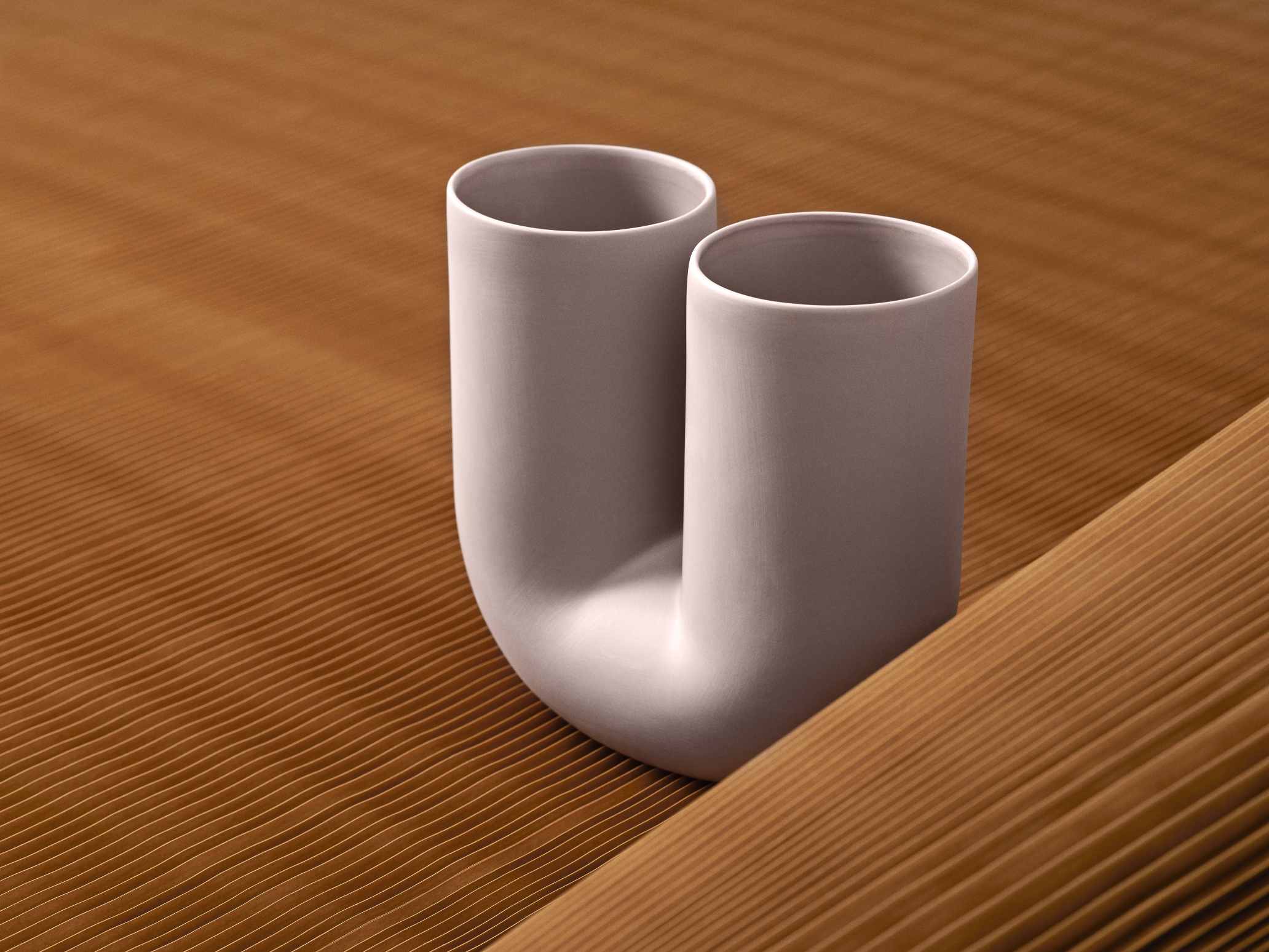Kink Vase in Dusty Lilac von Muuto: Moderne, skulpturale Keramikvase mit zwei Öffnungen.