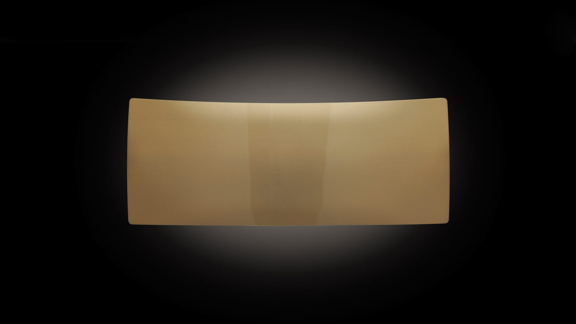 Lens Wandleuchte von Oluce: Rechteckige, goldfarbene Wandlampe für indirekte Beleuchtung im modernen Design.