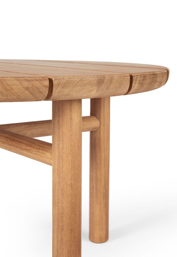 Detailaufnahme des Ethnicraft Quatro Couchtisches aus Teakholz, ideal für den Outdoor-Bereich.