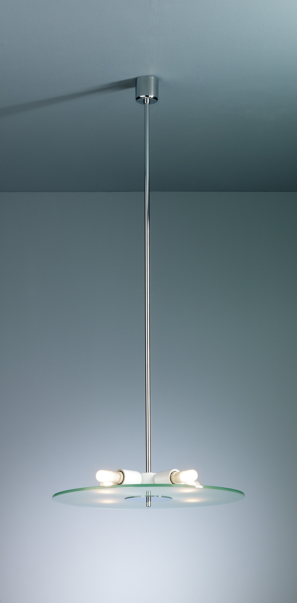 HP28 Pendelleuchte von Tecnolumen: Runde Deckenleuchte mit Glasplatte und drei Leuchtmitteln.