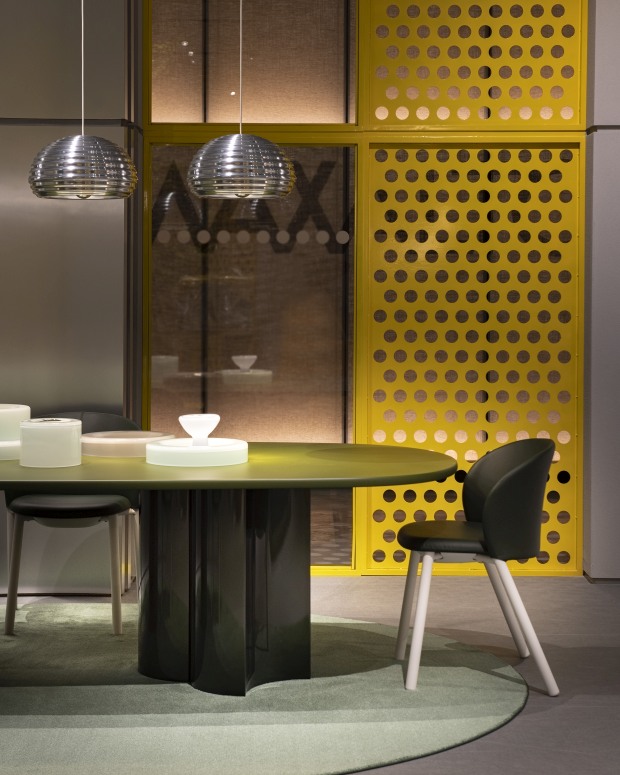 Runder Esstisch "2325 Bol" von Zanotta in Algen metallic mit Stühlen und Pendelleuchten.