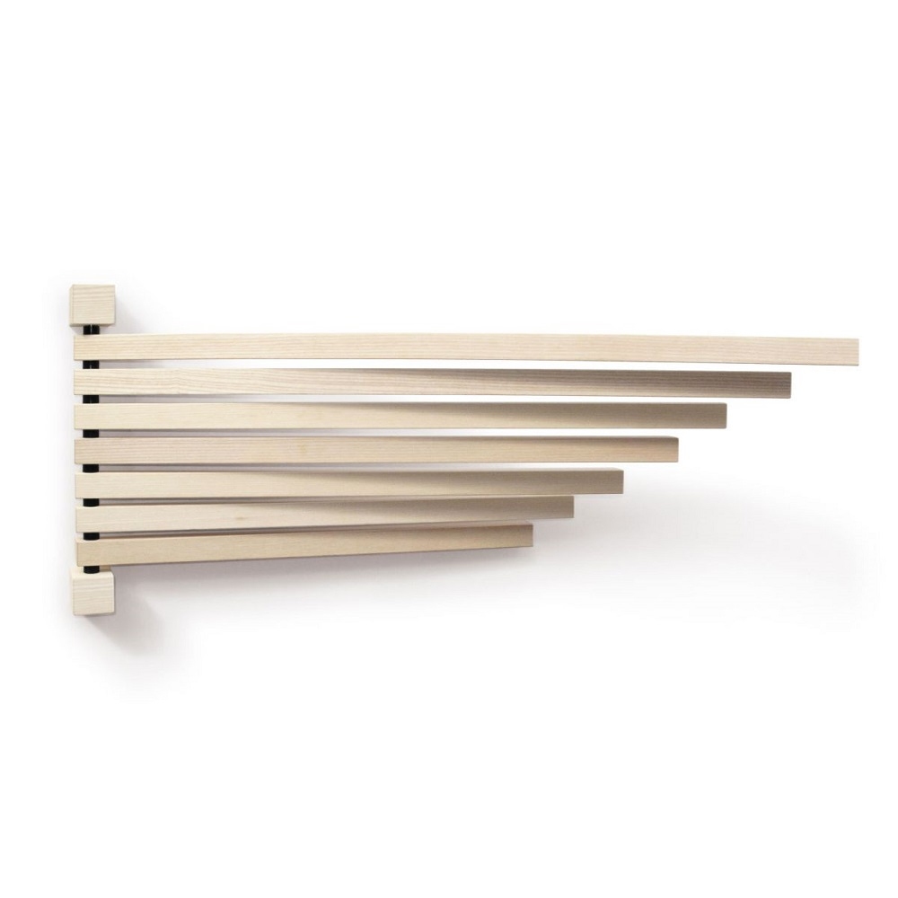 Pavo L Wandpfau von Side by Side, große Holz-Wandgarderobe mit horizontalen Leisten.