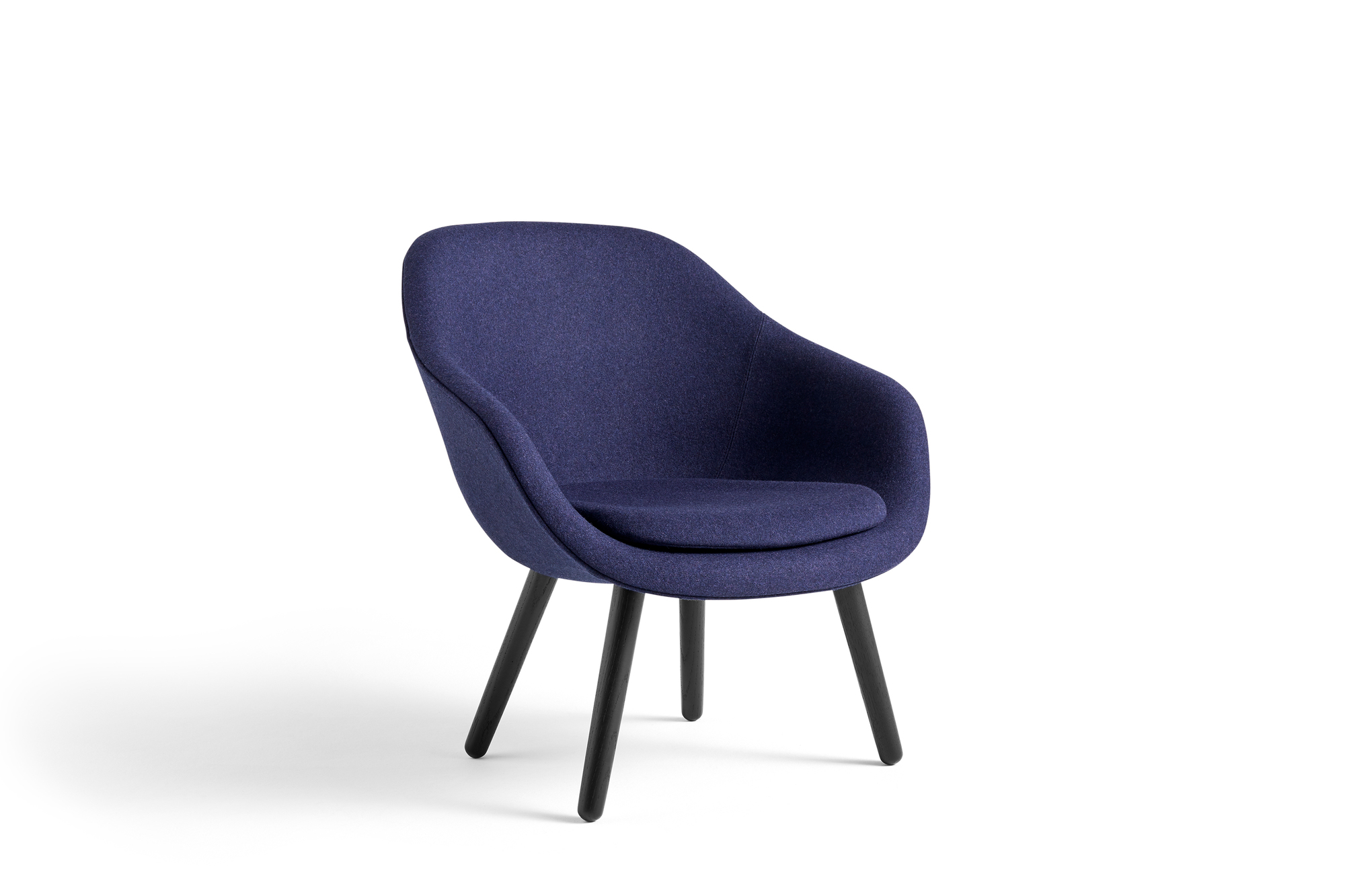 Blauer About a Lounge Sessel AAL 82 von Hay mit schwarzen Holzbeinen, moderner Loungesessel.