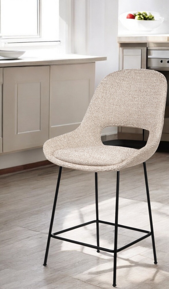 Theia Kitchen Armchair Barstool von Freifrau Manufaktur, niedriger Barhocker mit beigem Stoffbezug und schwarzem Metallgestell.