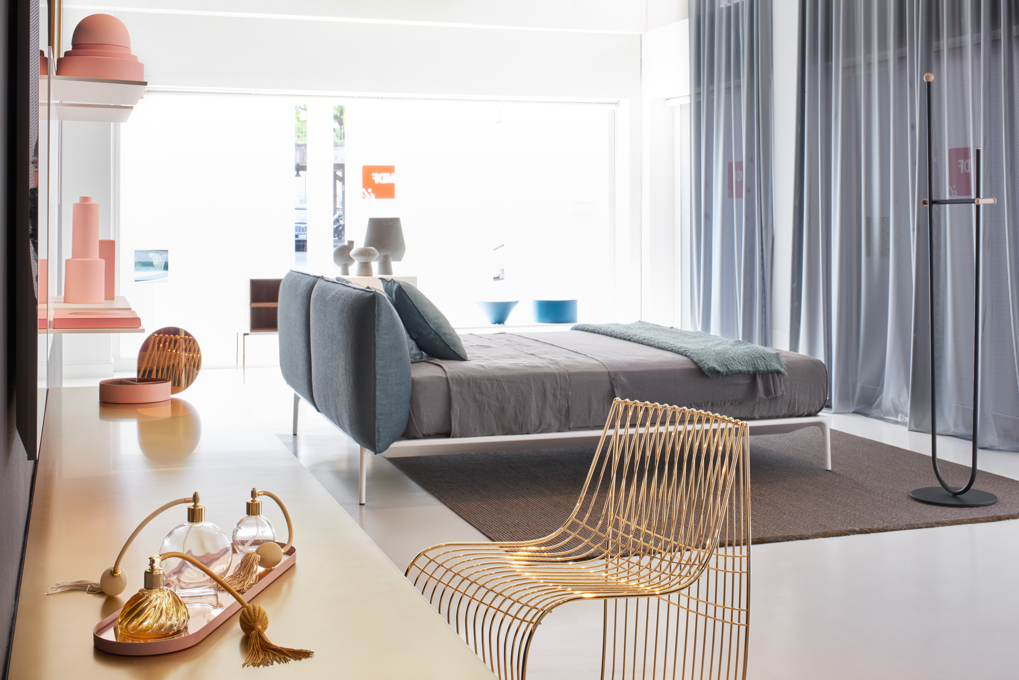 Schlafzimmer-Interieur mit Ombre Kleiderständer von MDF Italia, Bett, goldener Stuhl und Dekoration.