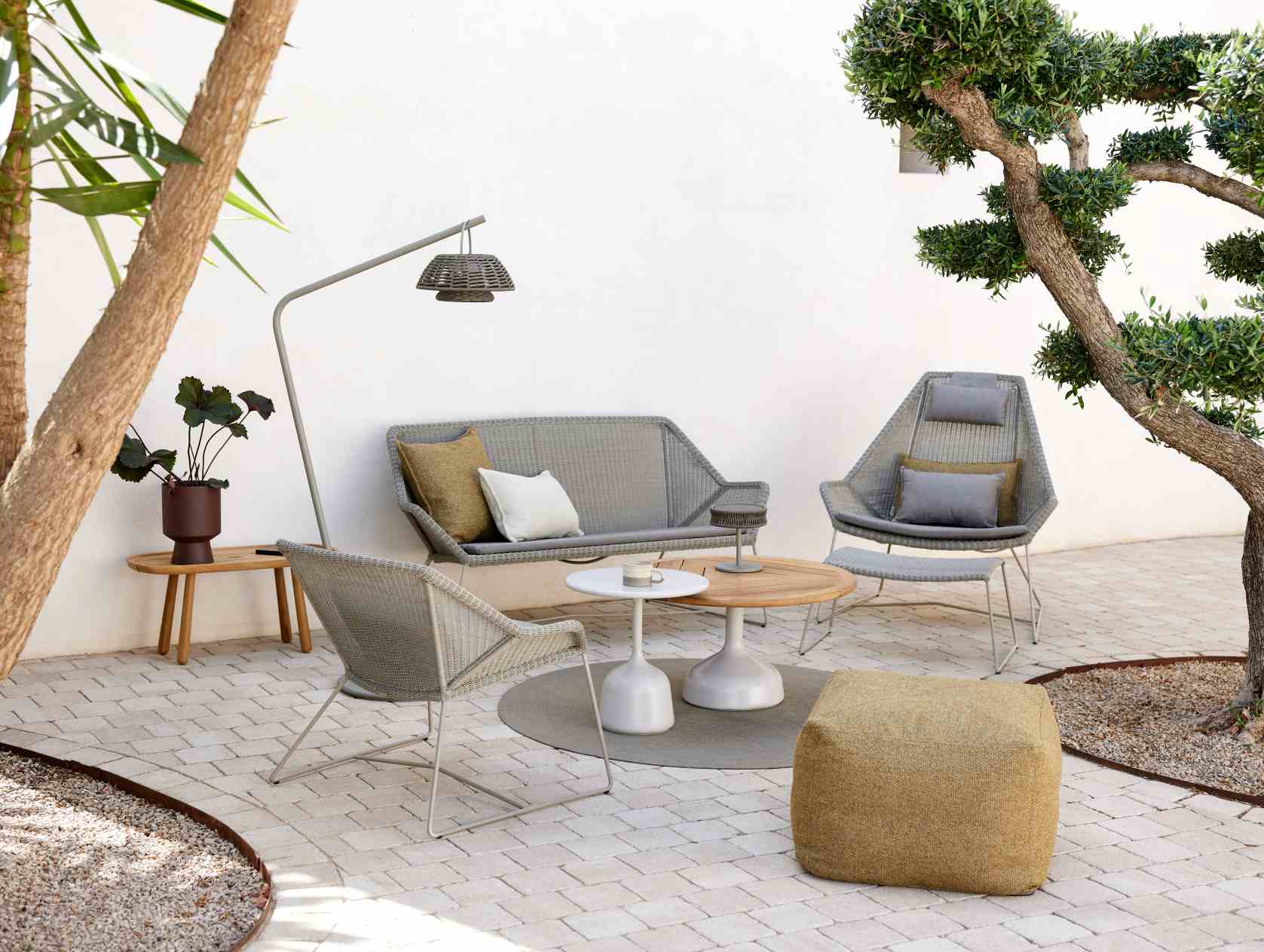Breeze Loungesessel von Cane-Line in Taupe: Outdoor-Sitzgruppe mit Flechtmuster und modernem Design.