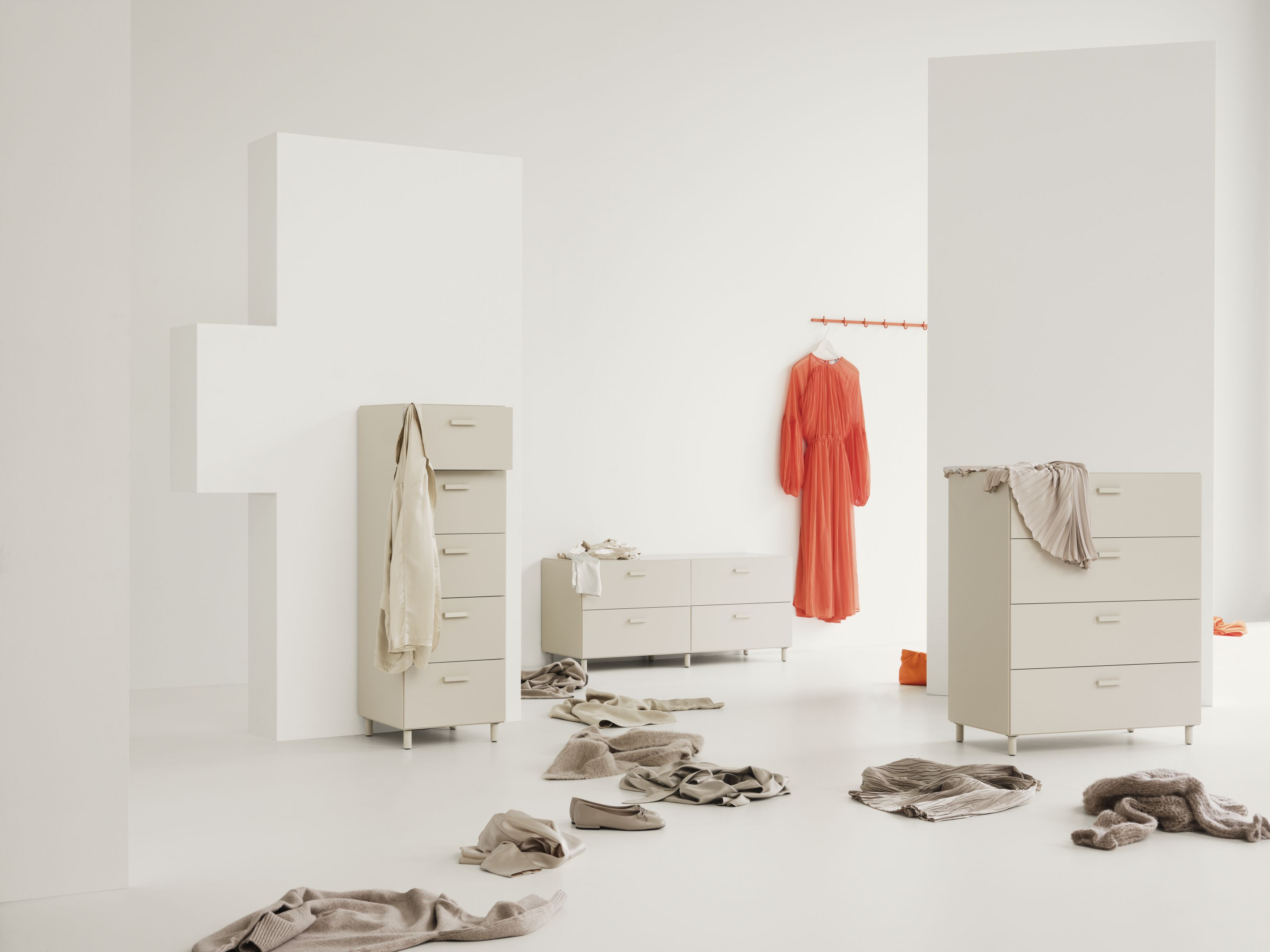 Helle Relief Kommode niedrig mit Beinen von String Furniture im minimalistischen Schlafzimmer. Moderne Kommode mit Schubladen.