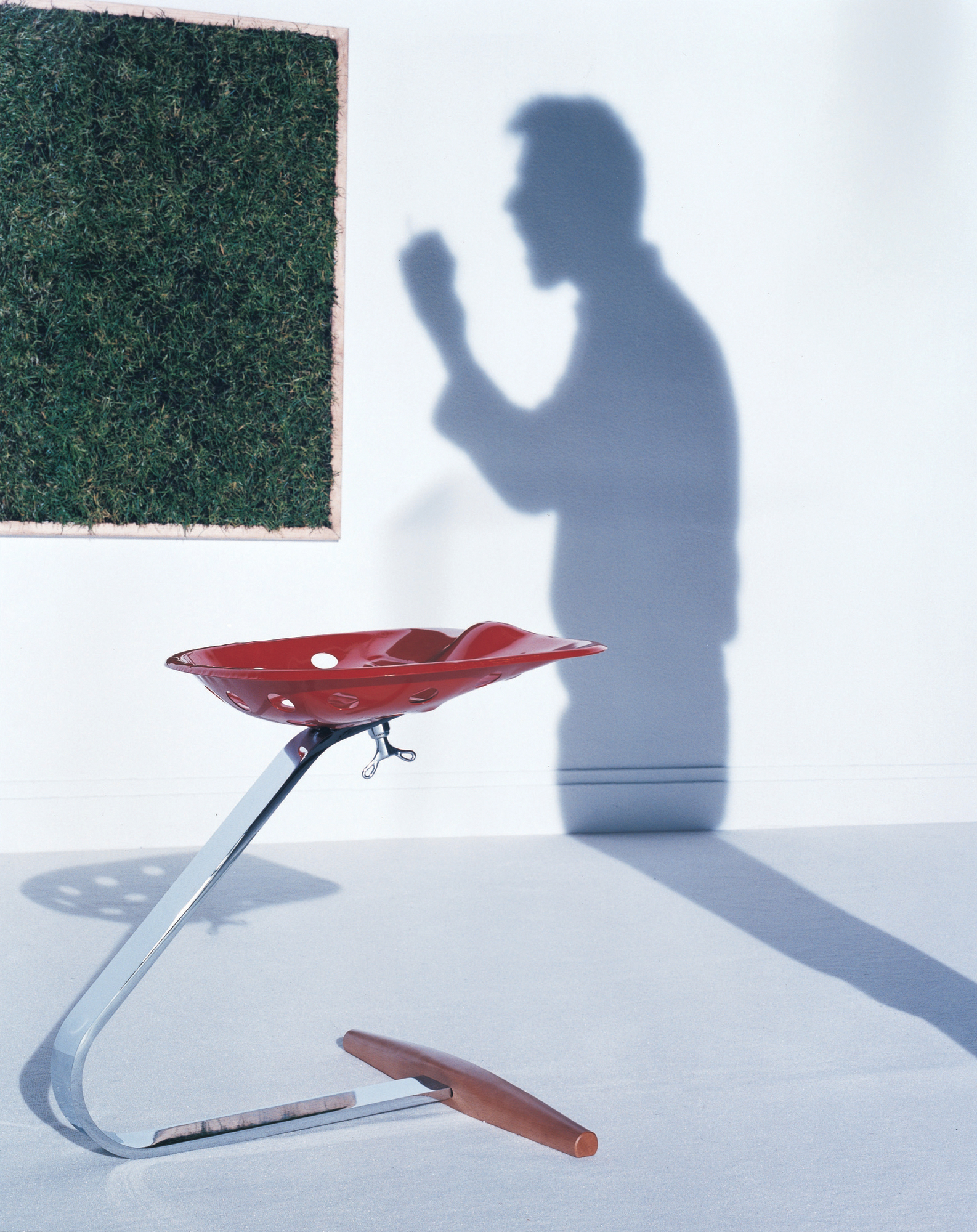 Roter Mezzadro Hocker von Zanotta, inspiriert von einem Traktorsitz, mit verchromtem Stahlfuß und Holzdetail.