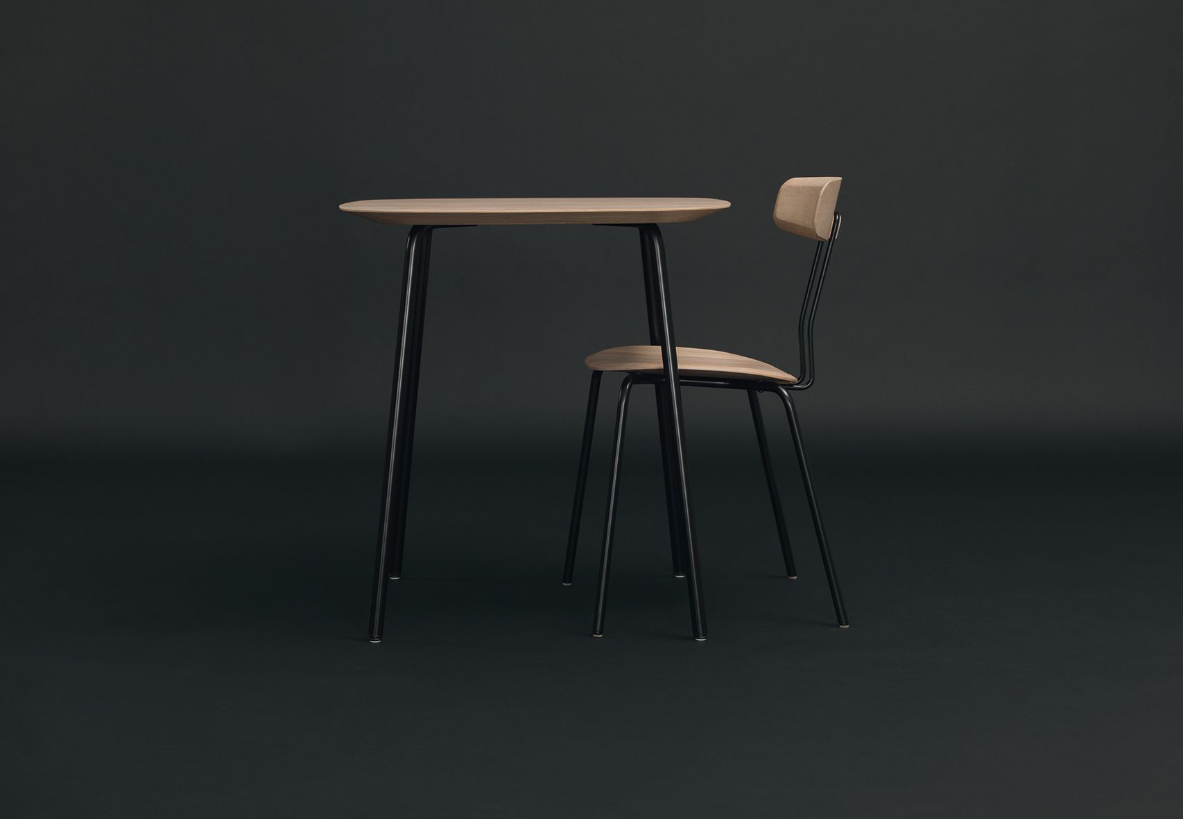 Okito Tisch mit Stuhl: Moderner Esstisch aus Holz mit schwarzem Metallgestell für Esszimmer.