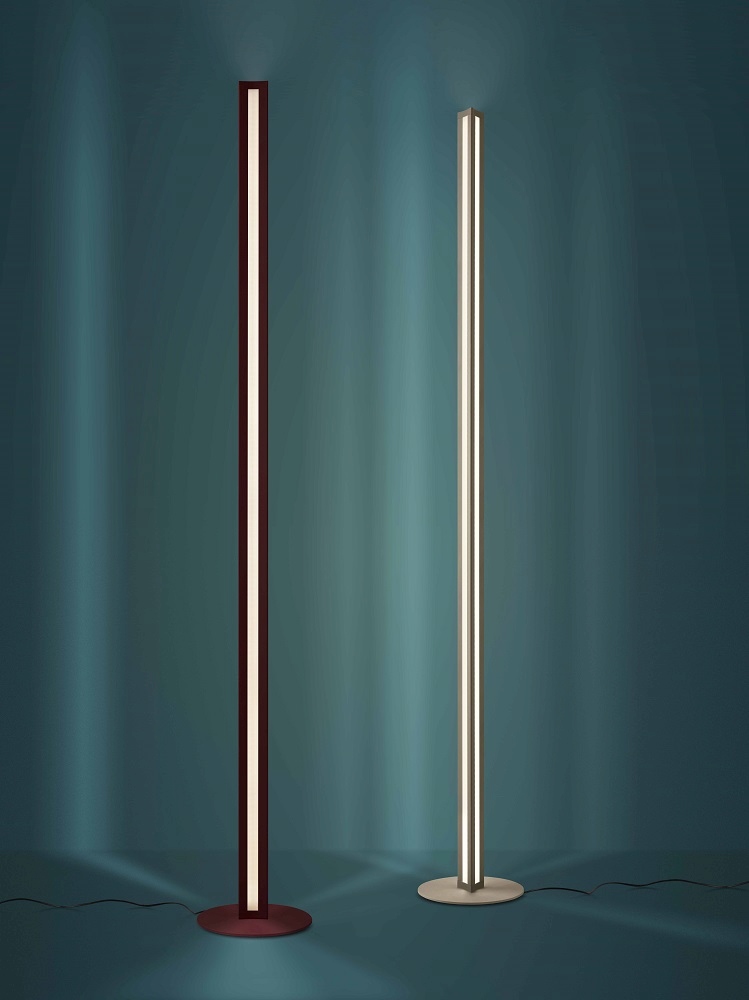 Zwei schlanke Chiaroscura Stehleuchten von Foscarini in Rot und Beige. Moderne Innenbeleuchtung.