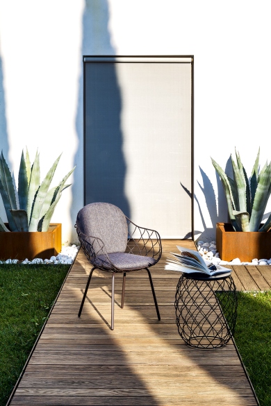 Piña Armchair Sessel von Magis im Garten mit Tisch und Pflanzen. Designermöbel.