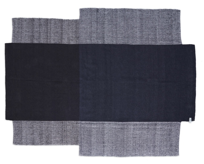 Nobsa Teppich, mittelgroß, in Marineblau, Hellgrün und Creme, modernes Design für Wohnräume.