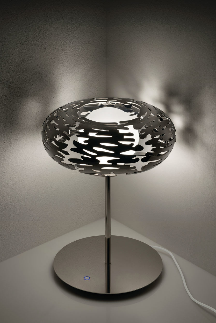 Alessi Barklamp Tischleuchte aus Edelstahl: Moderne Designerlampe mit filigranem, gelochtem Lampenschirm.