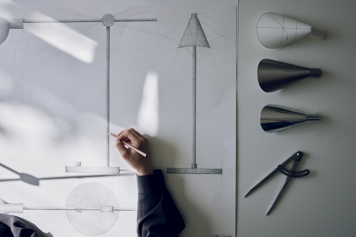 Entwurf der MS Series Stehleuchte von Fritz Hansen, mit Lampenschirm-Modellen und Zirkel.