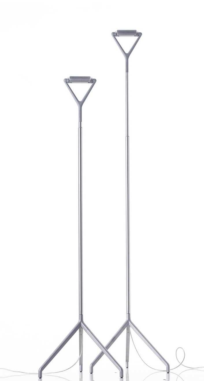 Zwei graue D15 Lola Stehleuchten von Luceplan, moderne Bodenleuchten mit minimalistischem Design.