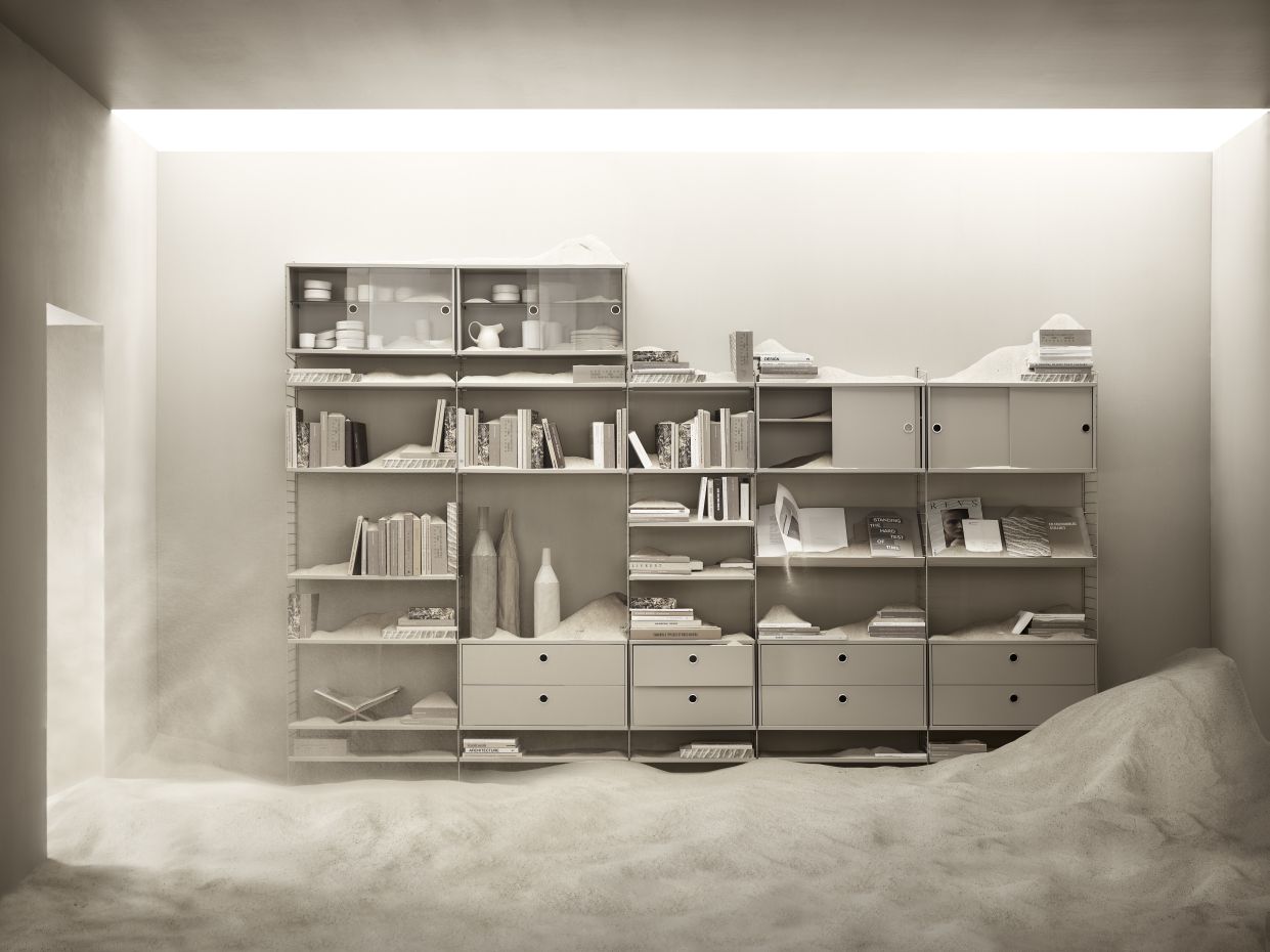 String Furniture Regalsystem mit Eiche Schubladenelement (B 58 cm) in minimalistischem Raum.