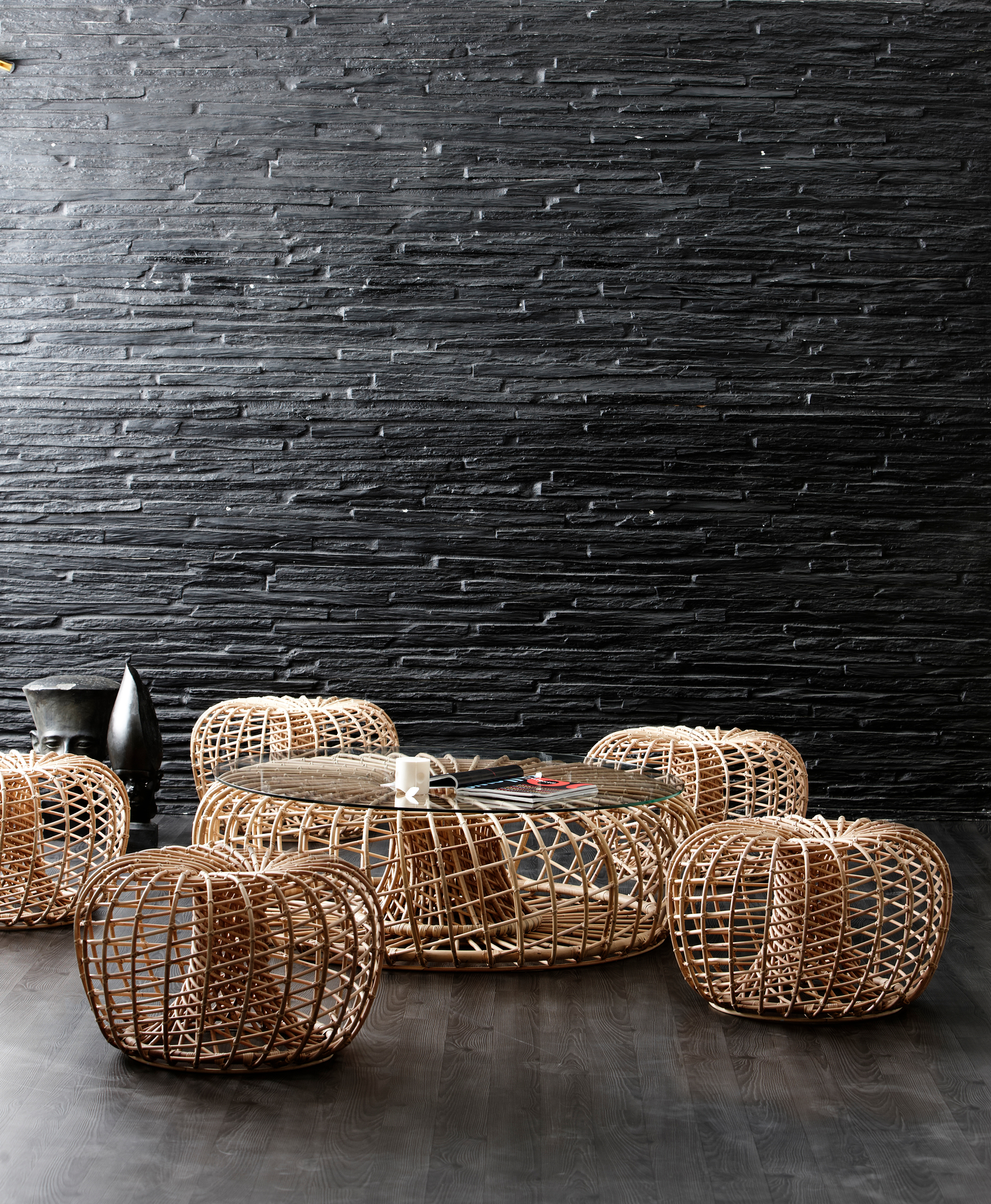 Nest Indoor Hocker von Cane-Line: Großes, hellbraunes Rattan-Hocker Set mit Beistelltisch.