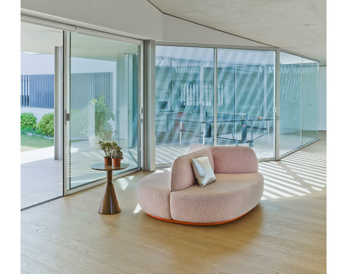 Pion Petra Beistelltisch von Sancal neben einem modernen Sofa in einem hellen Raum.