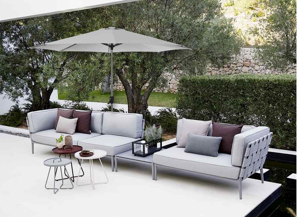 Sunshade Parasol Sonnenschirm von Cane-Line über Lounge-Möbeln auf einer Terrasse, für Schatten und Entspannung.