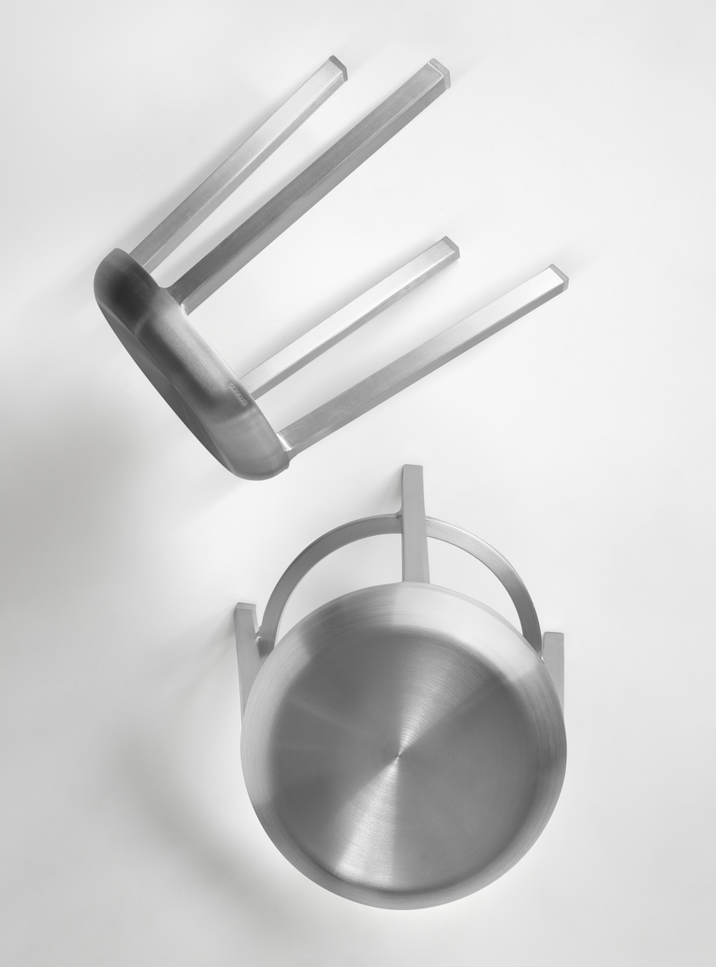 Za Stool Hocker Emeco aus poliertem Aluminium, minimalistisches Design, modernes Möbelstück für stilvolle Einrichtungen.