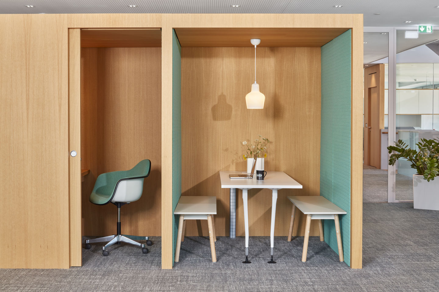 Büro-Arbeitsplatz mit Eames Plastic Arm Chair, vollgepolstert, von Vitra. Moderner Bürostuhl in Grün.