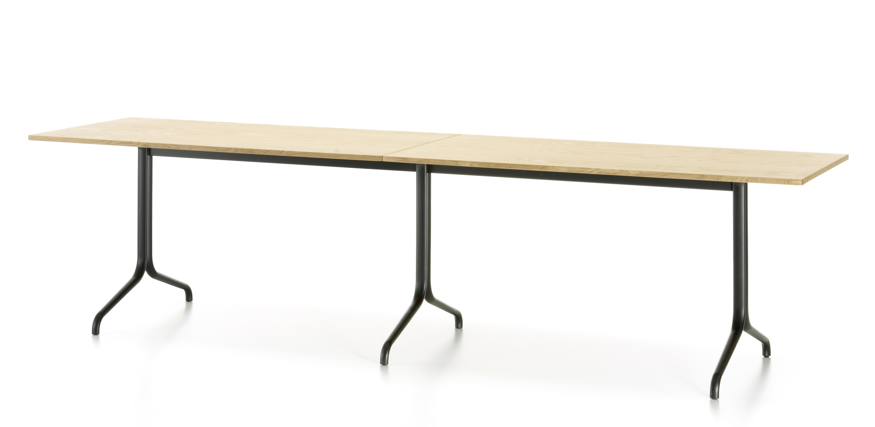 Belleville Table von Vitra: Langer Esstisch mit heller Holzplatte und schwarzem Metallgestell.