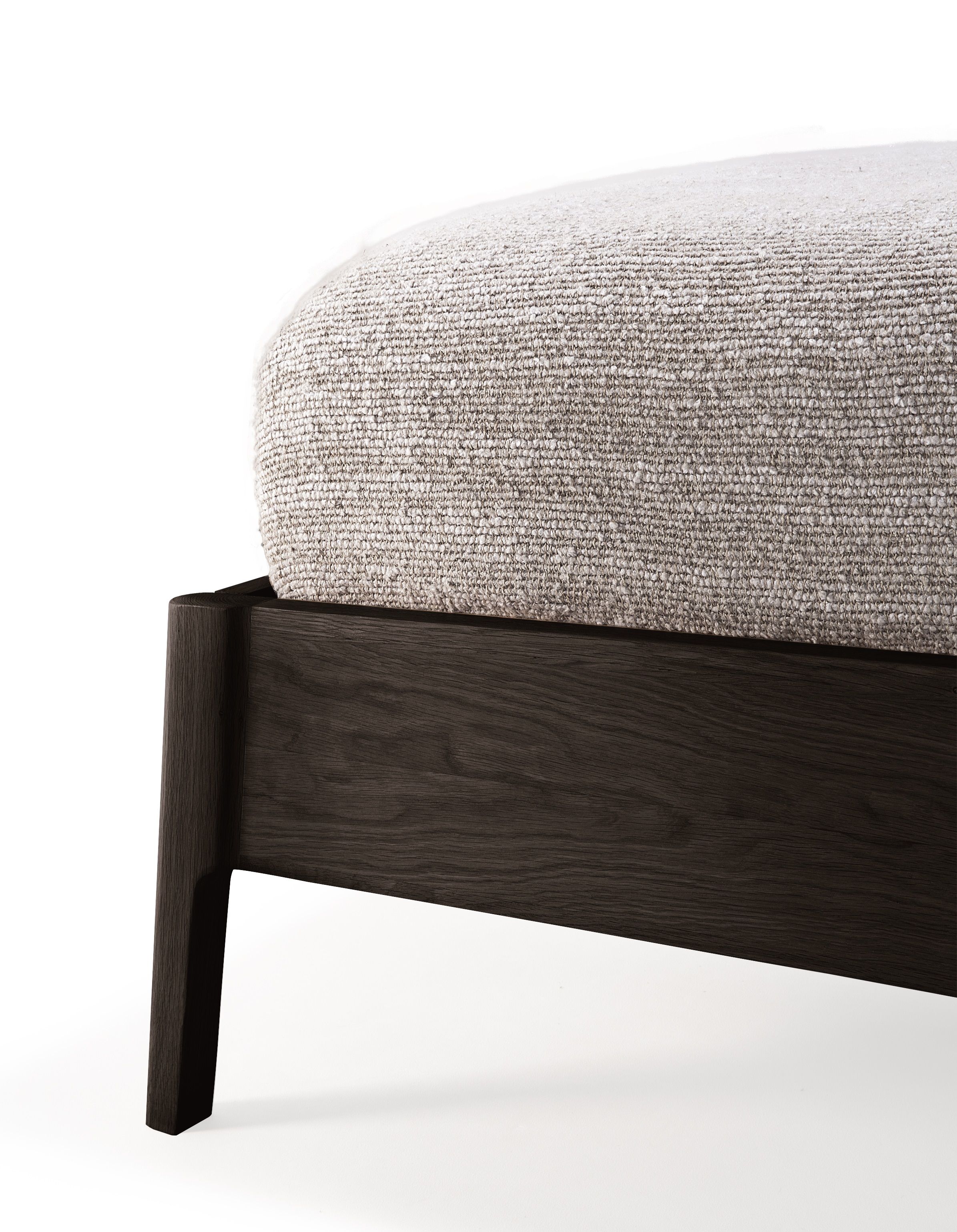 Detailaufnahme vom Ethnicraft Air Bett mit braunem Eichenholzrahmen und hellem Stoffbezug.