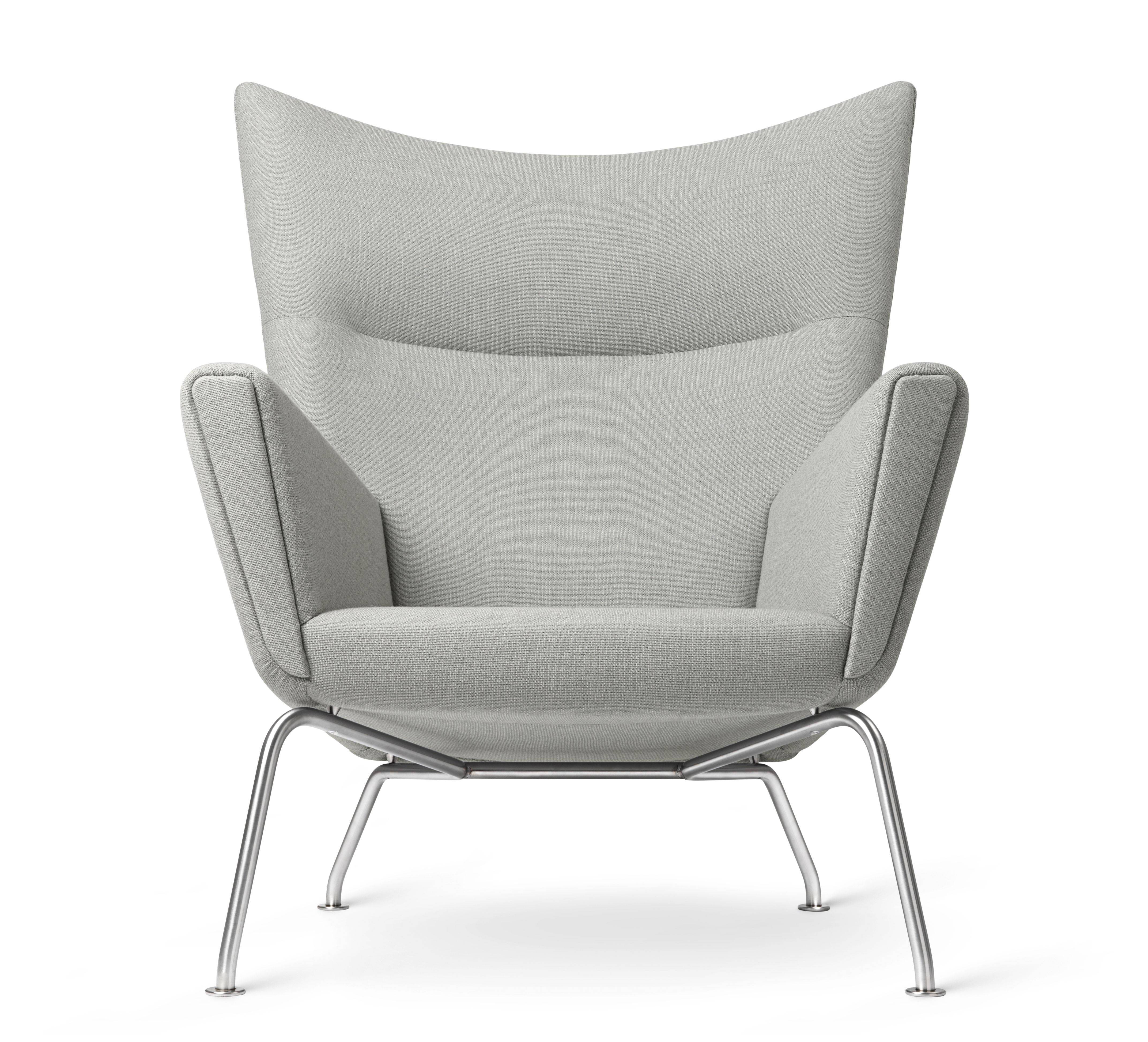 CH445 Sessel von Carl Hansen & Søn, grauer Stoffbezug, Stahlgestell, Frontansicht.