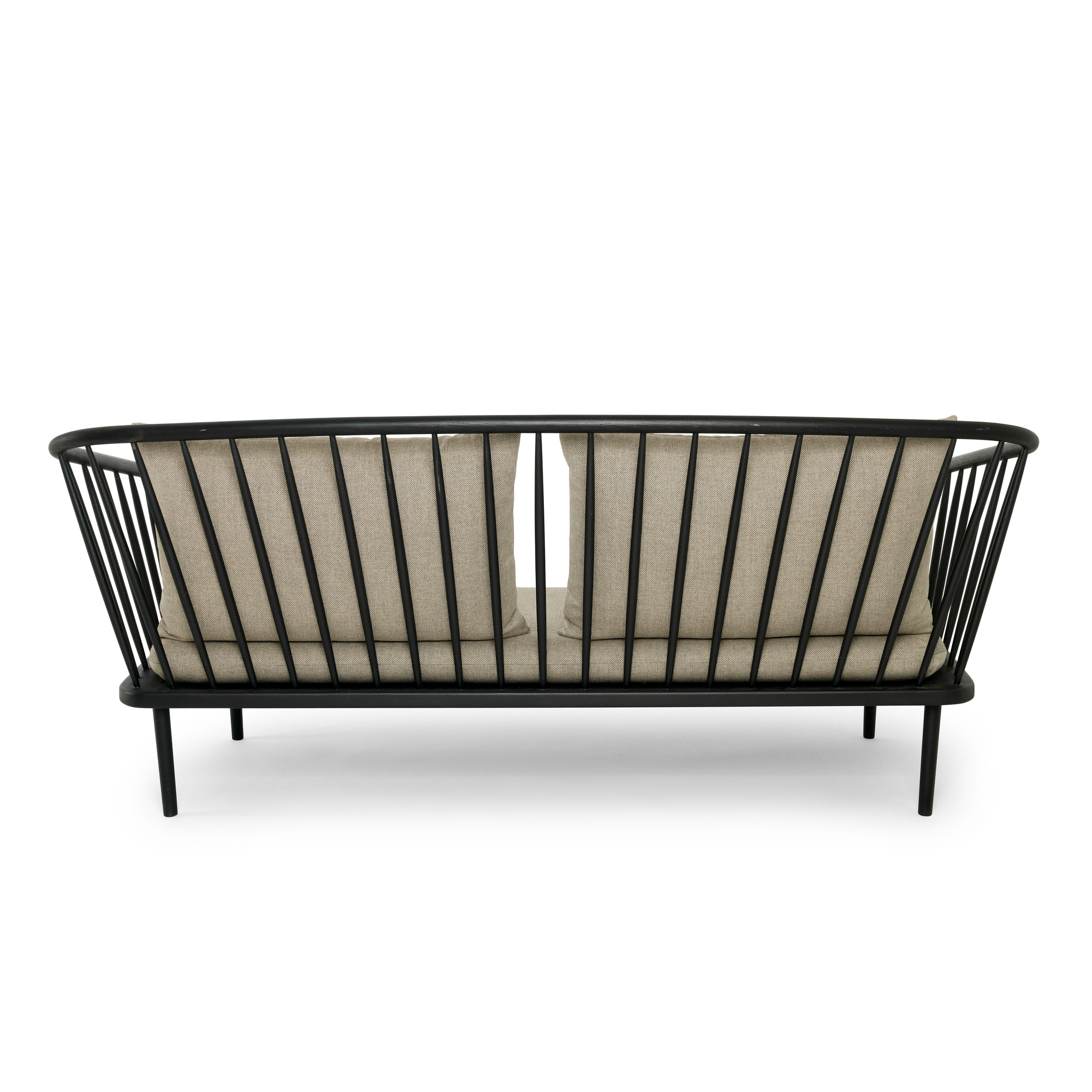 Rückansicht des Mollis Sofas mit schwarzem Gestell und Kissen aus recycelter Wolle.