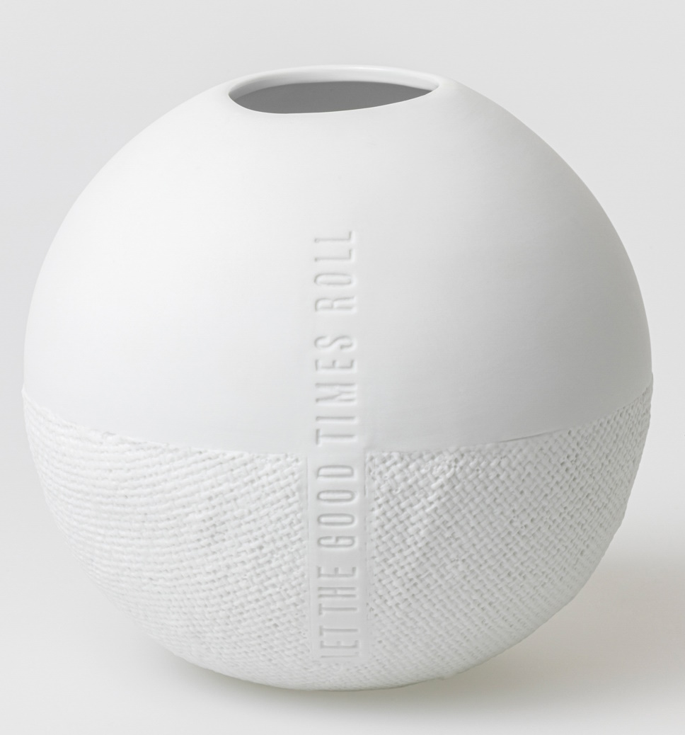 Weiße, runde Vase mit Textur und Aufschrift "Let the Good Times Roll" von Räder.