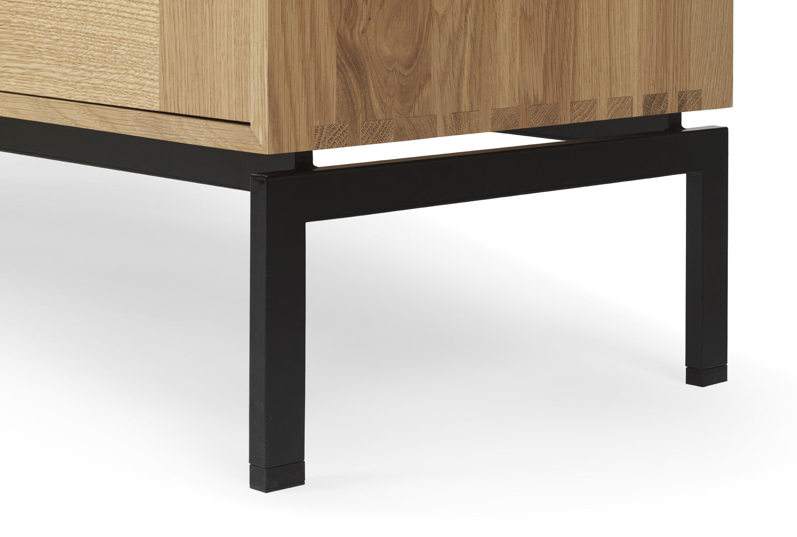 Detailaufnahme: FK63 Bücherregal von Carl Hansen & Søn, horizontale Ausführung mit Türen und schwarzen Metallbeinen.