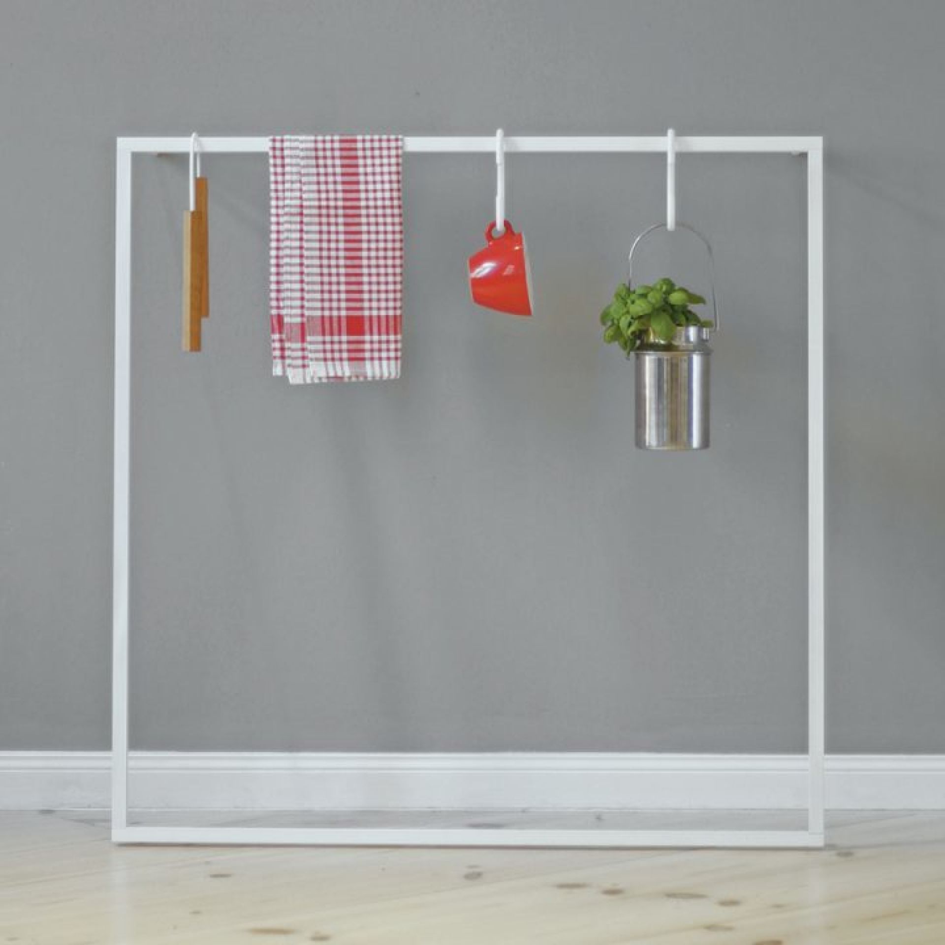 Little Leano Stummer Diener in Weiß: Moderner Kleiderständer zum Anlehnen mit Accessoires.