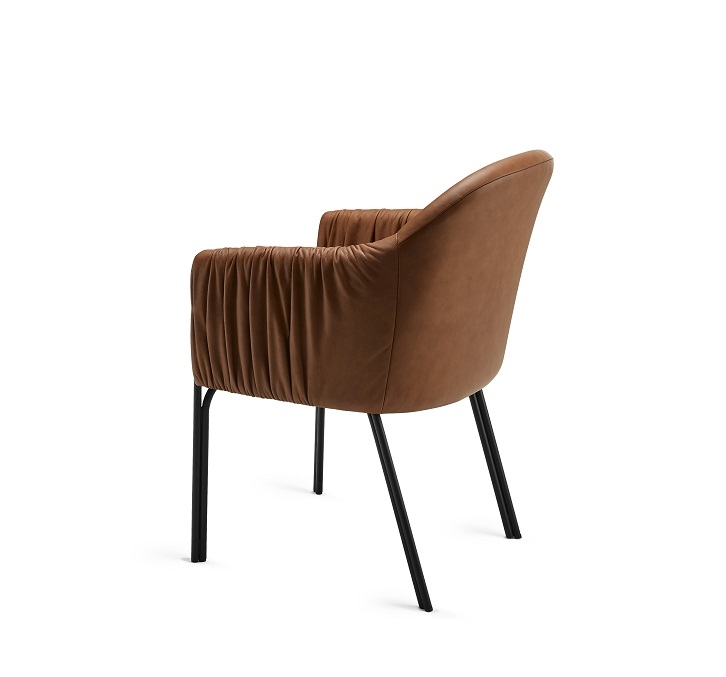 Brauner Celine Sessel mit Armlehnen und schwarzem Metallgestell von Freifrau Manufaktur, seitliche Ansicht.