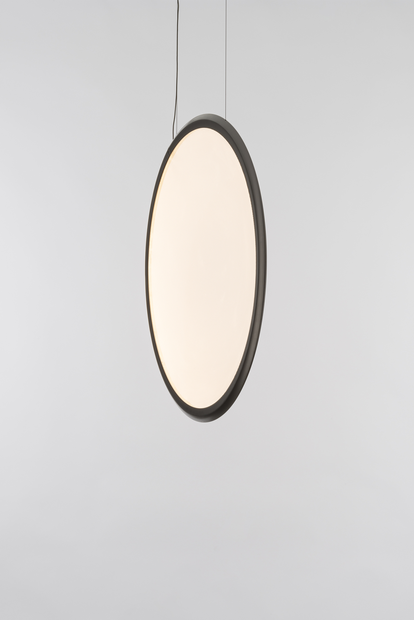 Discovery Vertical 70 Pendelleuchte von Artemide: Runde Hängeleuchte aus Aluminium mit warmweißem Licht.