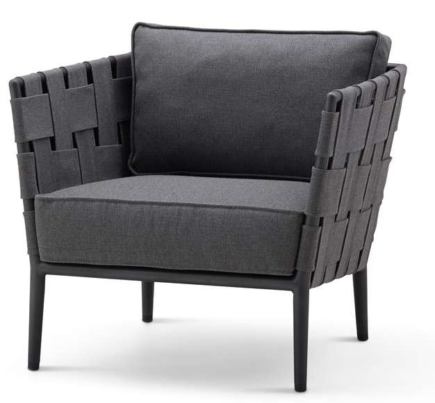Grauer Conic Lounge Sessel von Cane-Line für den Außenbereich mit geflochtenen Armlehnen.