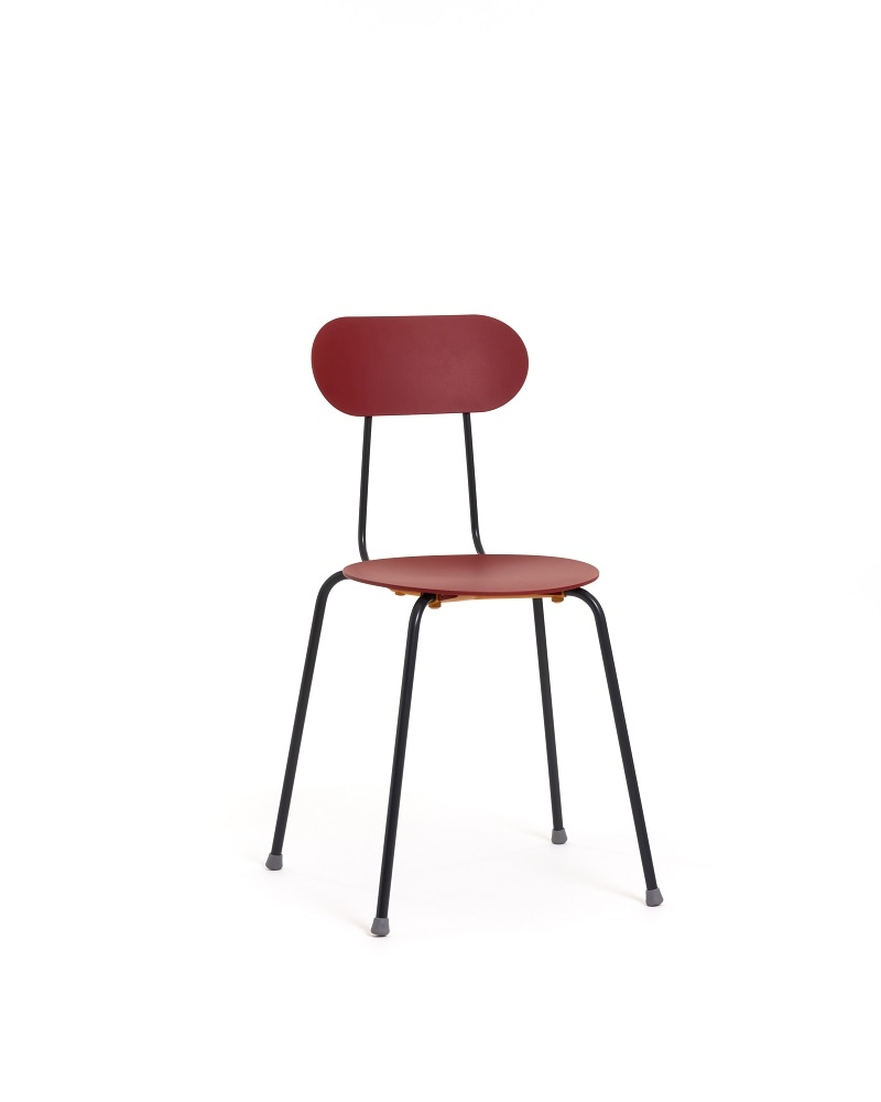 Mariolina Stuhl von Magis, stapelbarer Designstuhl mit roter Sitzfläche und schwarzem Gestell.