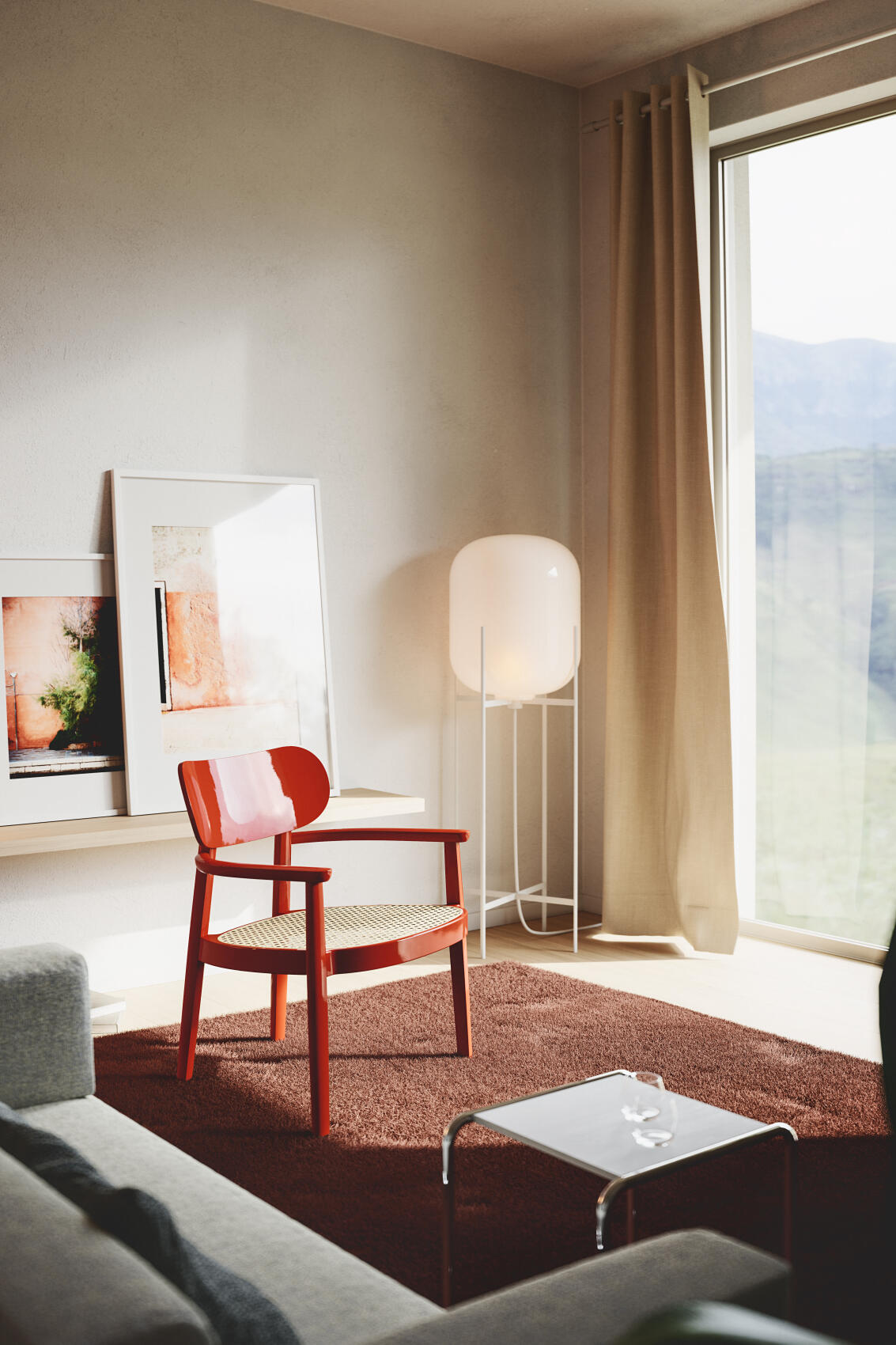 Hochglanz roter Holzsesessel mit Armlehnen und Wiener Geflecht Sitzfläche in modernem Wohnzimmer. Thonet Stil.