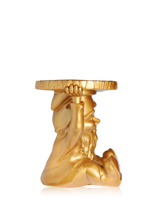Goldener Gartenzwerg "Gnomes Kartell" als Beistelltisch, der eine Tischplatte auf dem Kopf trägt.