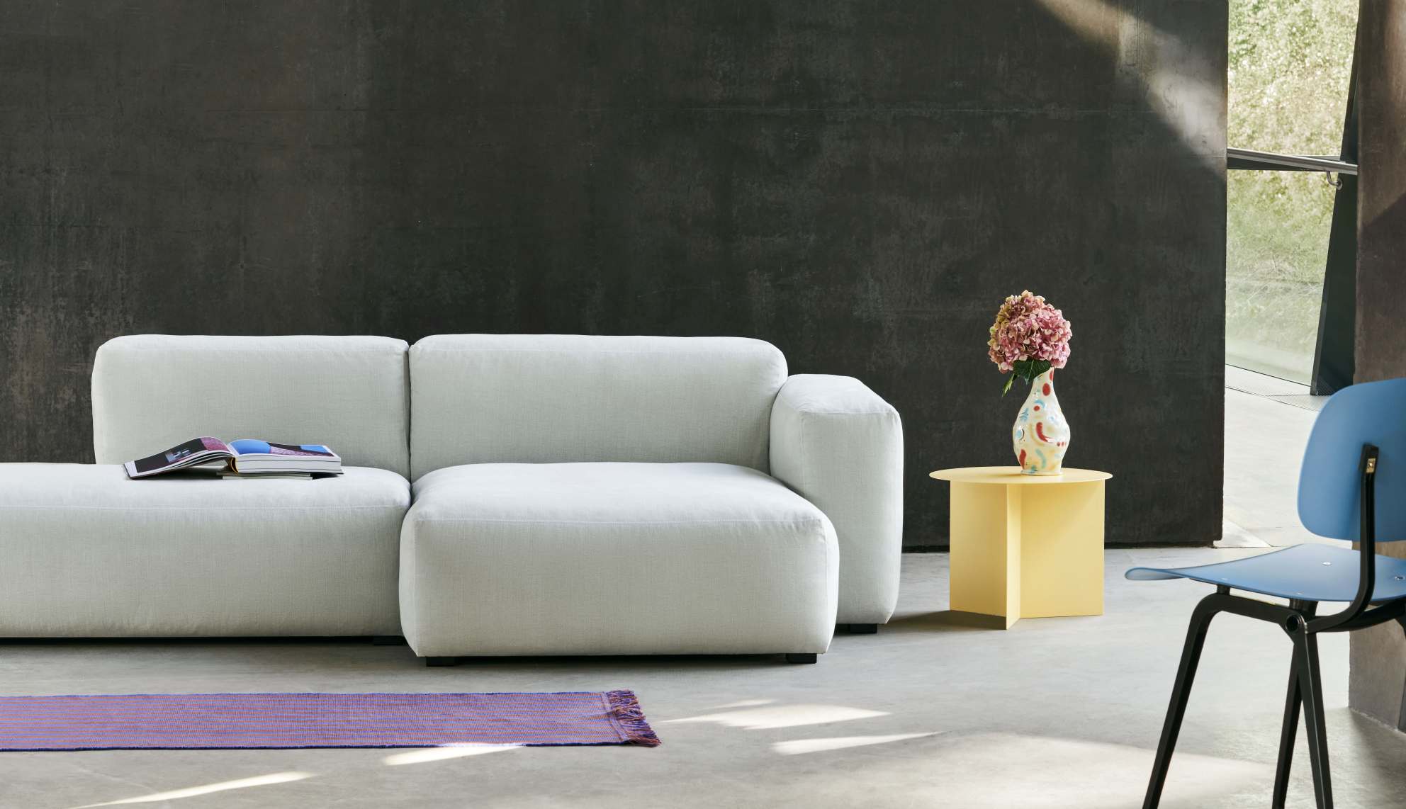 Beige Mags Soft Sofa mit Armlehne rechts, Yuma Stoff, modernes Wohnzimmer-Interieur.