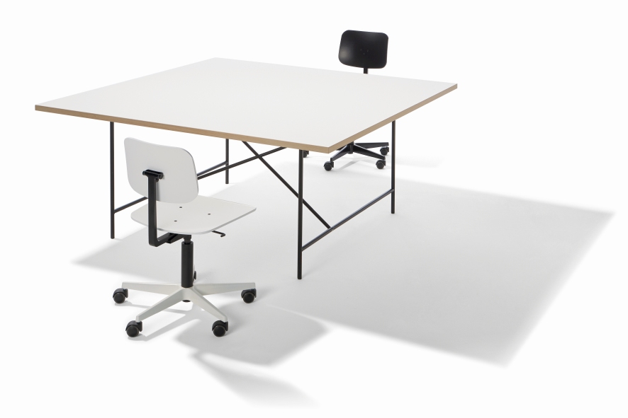 LAMPERT EIERMANN Tisch mit weißer Tischplatte und schwarzen Beinen, ideal als Konferenztisch oder Schreibtisch.