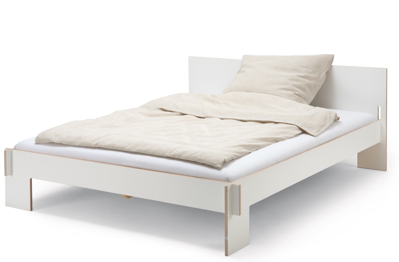 Weißes Siebenschläfer Bett mit Kopfteil von Nils Holger Moormann, Größe 160 cm, modernes Design.