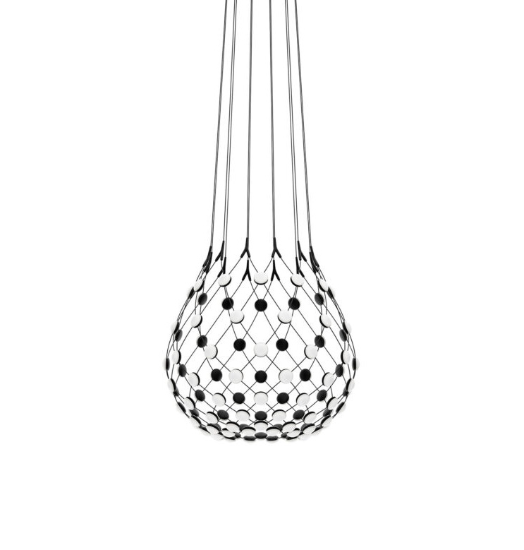 D86 Mesh Deckenleuchte von Luceplan: Hängende Designlampe mit schwarzem Netz und weißen/schwarzen Kugeln.