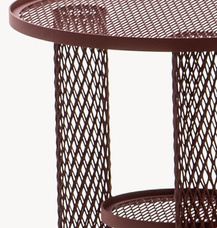 Detailaufnahme des Net Beistelltischs von Moroso, braunes Metallgeflecht, runder Tisch mit Ablage.