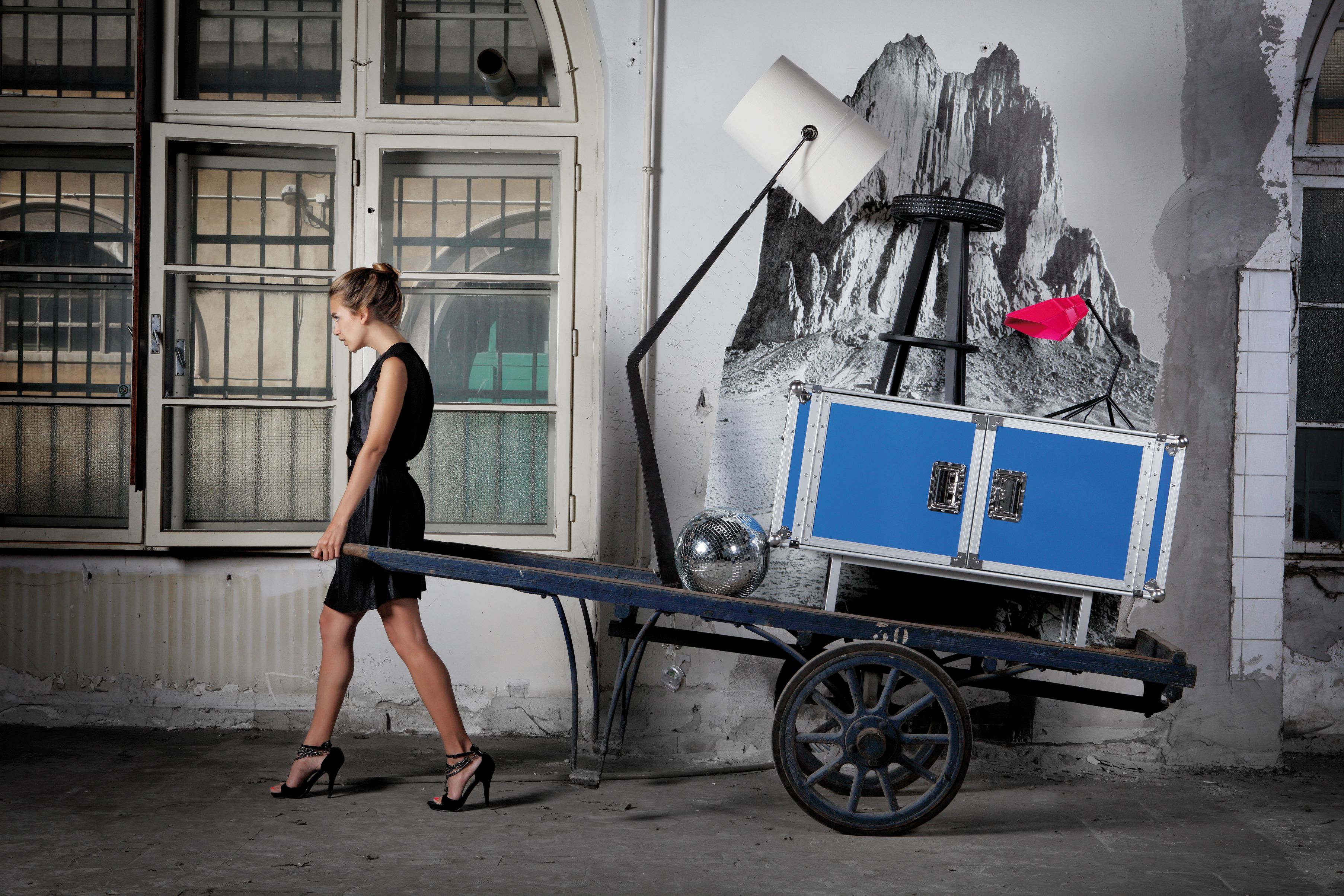 Total Sideboard Electric Blue von Moroso Diesel auf einem Wagen mit Lampe und Discokugel.