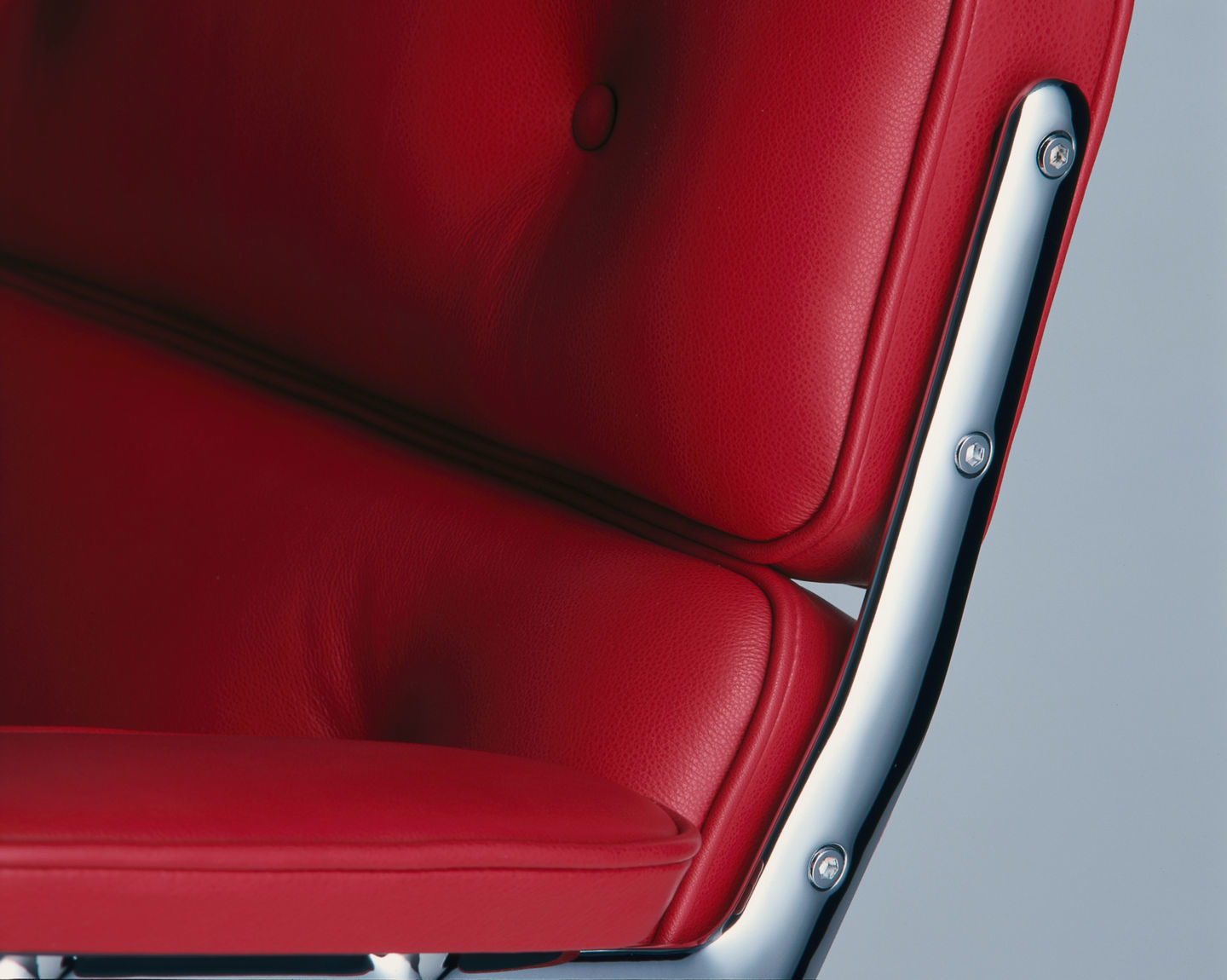 Detailaufnahme: Roter Leder Lobby Chair ES 105 Stuhl von Vitra mit Chromgestell.