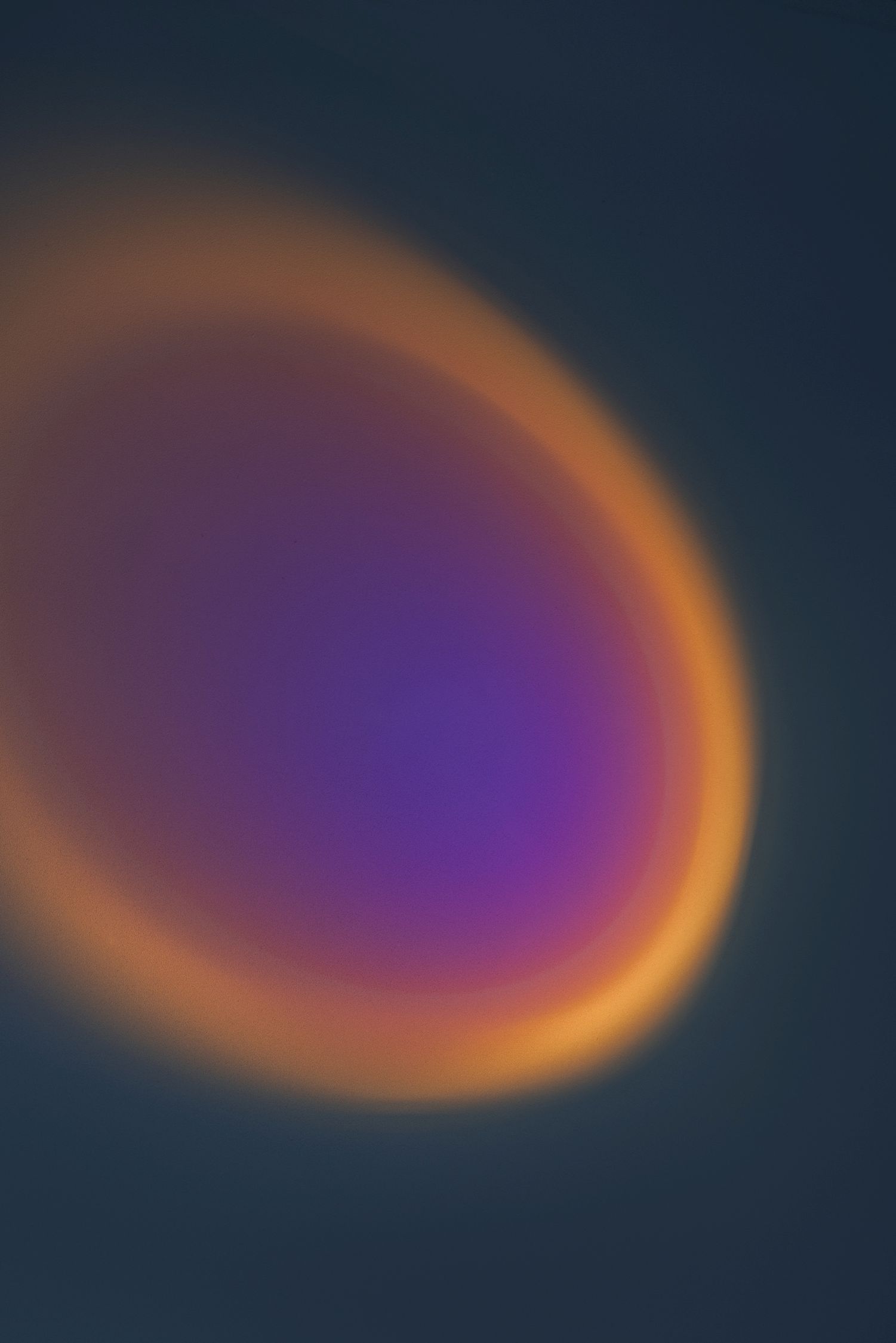 Abstraktes Lichtspiel der Ettorino Stehleuchte von Catellani & Smith in Orange und Violett.