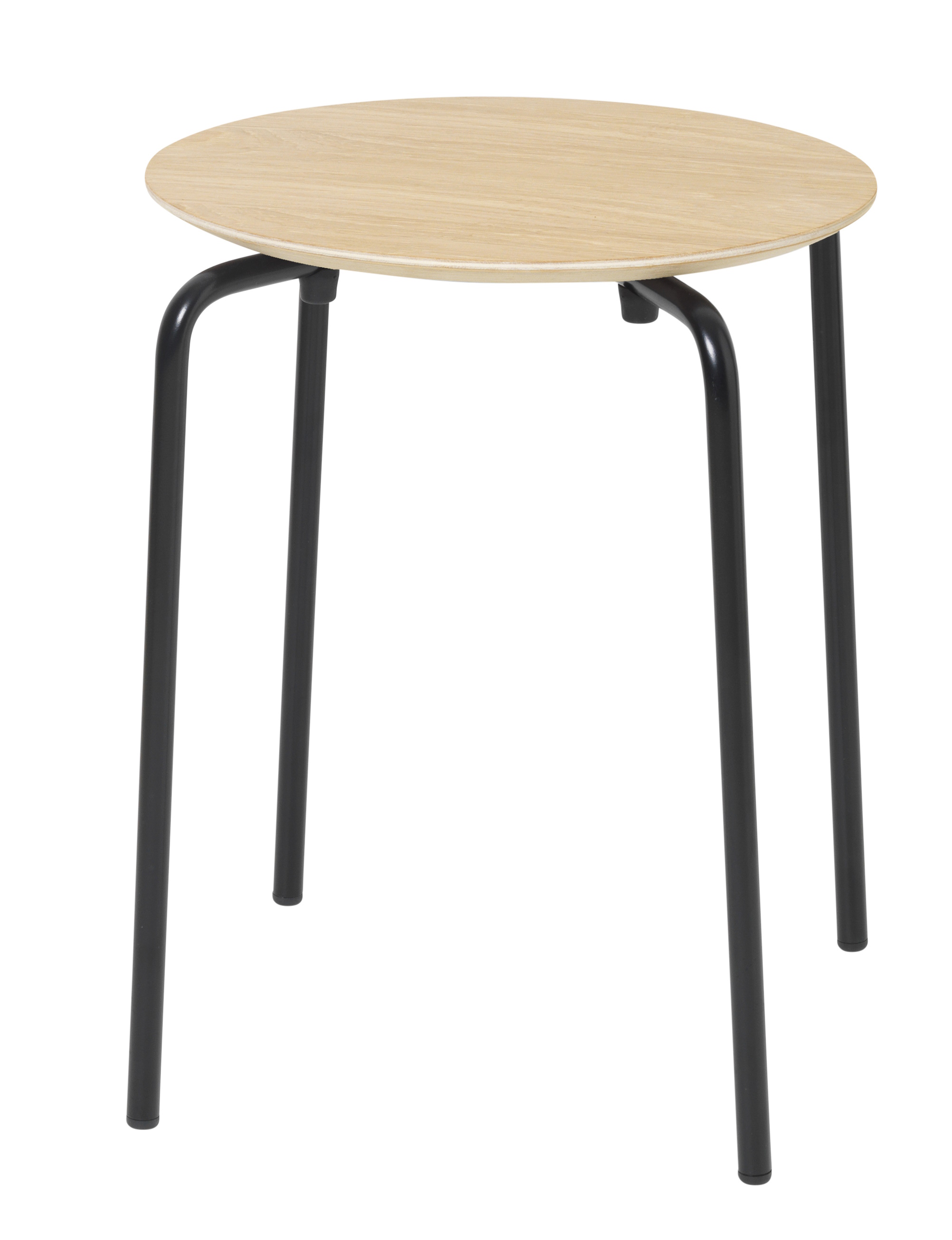 Herman Hocker von Ferm Living mit hellem Holzsitz und schwarzem Metallgestell. Moderner Hocker.