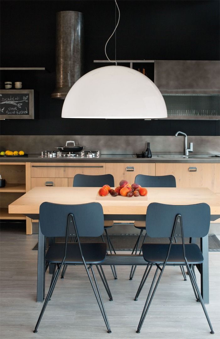 Helle Küche mit Esstisch, Stühlen und großer, weißer Hängelampe im modernen Design.