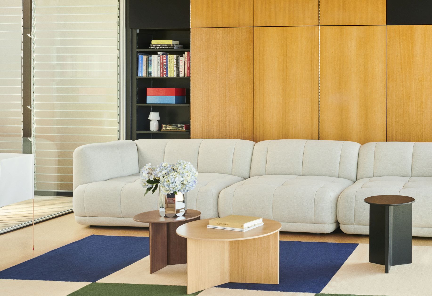 Ethan Cook Teppich von Hay mit Peach-Grünem Karomuster im Wohnzimmer. Moderner Designer Teppich.