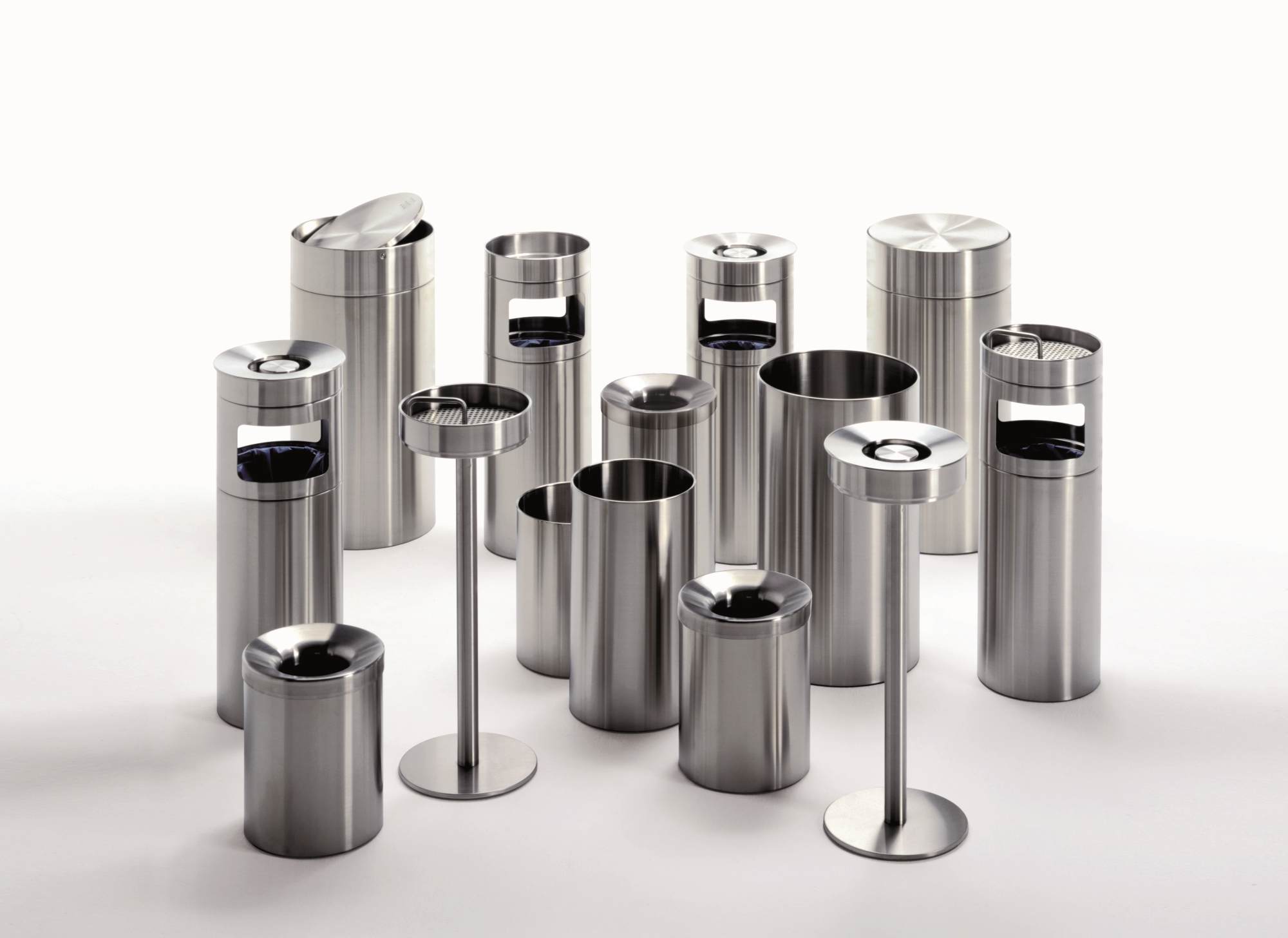 Produktbild: Mehrere silberfarbene Nox Papierkörbe und Schirmständer von Rexite aus Edelstahl.